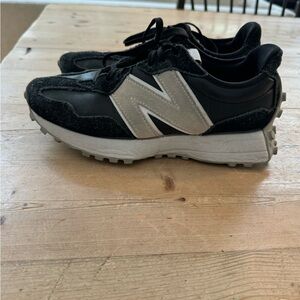 New Balance 327 tennis shoes